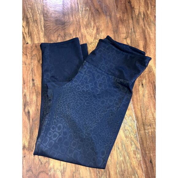 ONZIE Black Magic Capri Legging Tonal Animal Print S/M Small Medium MOB WIFE - Picture 3 of 6